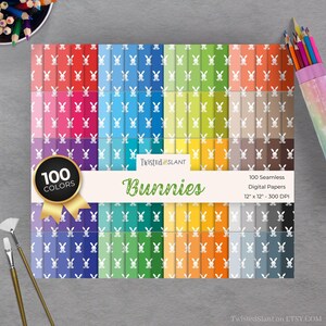 Puede incluir: Una colección de 100 papeles digitales sin costuras, cada uno de 30,48 cm x 30,48 cm, con un patrón repetido de siluetas de conejos blancos sobre fondos de colores. La palabra "Bunnies" está en verde, con una insignia de "100 Colors".