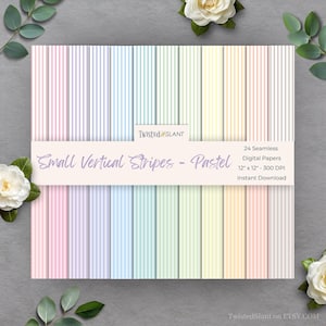 Puede incluir: Un conjunto de 24 diseños de papel digital con pequeñas rayas verticales en colores pastel. Los papeles son de 30,5 cm x 30,5 cm y 300 DPI.  "Small Vertical Stripes - Pastel" y "Twisted SLANT" están escritos en la imagen.