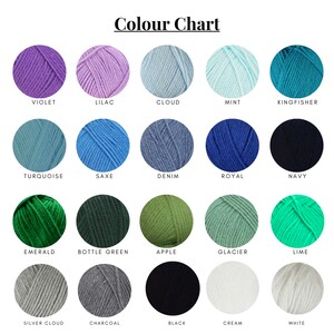 Pode incluir: Carta de cores que mostra amostras de fio em v&aacute;rias cores, incluindo violeta, lil&aacute;s, nuvem, menta, martim-pescador, turquesa, azul saxe, denim, azul royal, azul marinho, esmeralda, verde-garrafa, ma&ccedil;&atilde;, glaciar, lim&atilde;o, nuvem prateada, carv&atilde;o, preto, creme e branco.