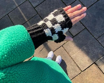 Checkerboard fingerless gloves | Crochet fingerless gloves