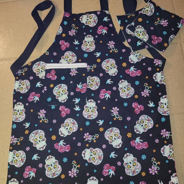 Day of the dead apron. Sugar skulls apron. Handmade, fully lined  Pocket.  Xlong Ties For Any Size Cook.  2 Free Potholders.