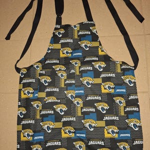 Jaguars lined  apron with pocket.  xlong ties for any size. About 26" X 30"
