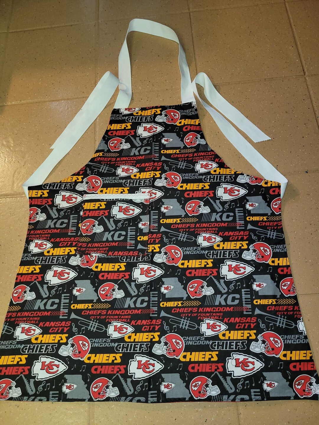 Kansas City Chiefs Apron. Reversible. Pockets Both Sides, Xlong Ties