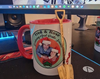 Fred and Rose Gardening murder Christmas mug and shovel spoon gift set, dark humour, white mug with red handle and inner.