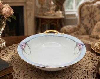 Bol de porcelana antigua con rosas rosas y asa dorada, bombonera victoriana con borde azul.