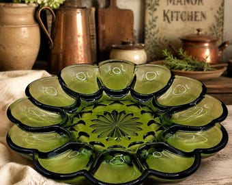 Plato vintage Anchor Hocking Fairfield color verde aguacate para huevos rellenos, bandeja de vidrio color oliva de 25 cm. Estilo moderno de mediados de siglo.