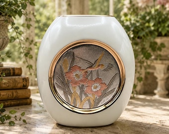 Jarrón Chokin japonés antiguo firmado por Otsuka con incrustaciones de oro y plata de 24 quilates y colibrí. Jarrón de porcelana para decoración japonesa.