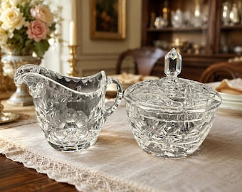 Juego de lechera y azucarero con tapa de cristal tallado vintage con diseño floral de hojas.