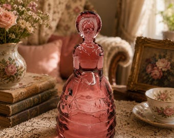 Figura vintage de dama en cristal color arándano, estatua de mujer victoriana en vidrio prensado, decoración para el hogar en vidrio rosa, artículo de colección estilo cottagecore.