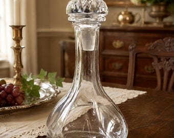Decantador de cristal antiguo con tapón en forma de estrella.