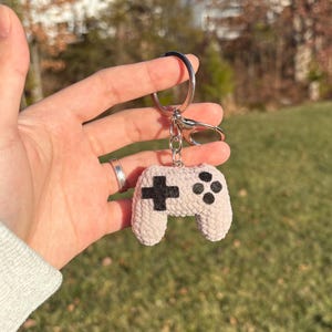 Crochet grey gaming controller keychain. Small keychain decoration and gift. Handmade present for friends and family. Game accessorie.