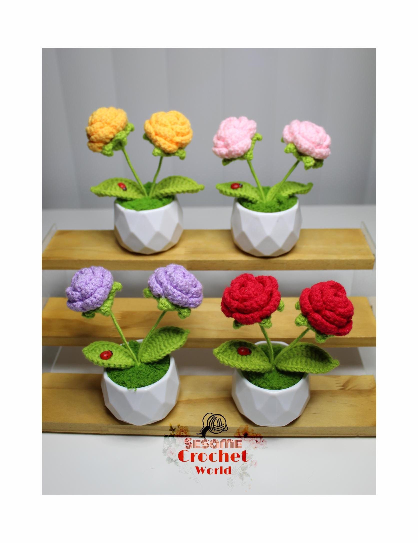 かぎ針編みのマルチカラーの2頭のバラの植木鉢。友人や家族への