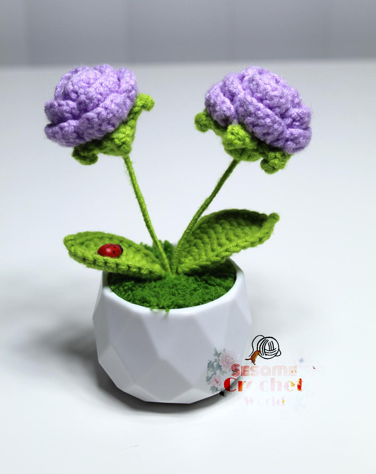 かぎ針編みのマルチカラーの2頭のバラの植木鉢。友人や家族への