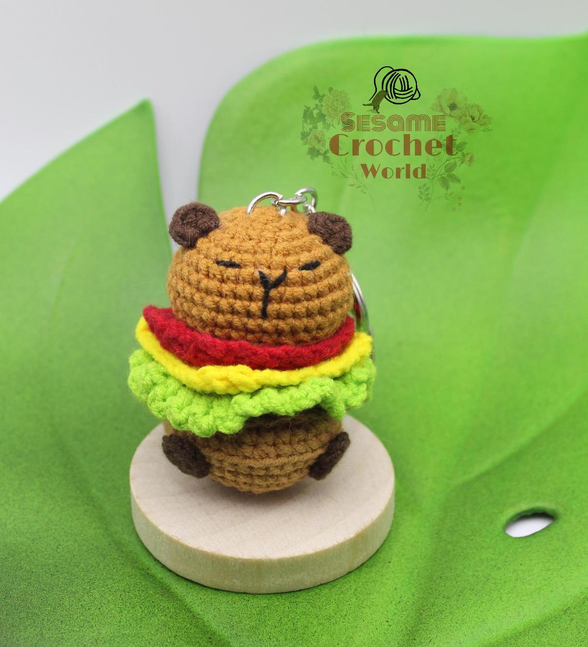 かぎ針編みのカピバラのハンバーガー キーホルダー。鍵やバッグに