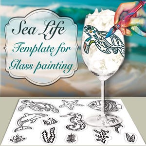 Puede incluir: Una copa de vino transparente con un diseño de tortuga marina que se está pintando, con las palabras "Sea Life Template for Glass painting". Debajo del vaso hay varias plantillas de criaturas marinas, incluyendo una tortuga, una estrella de mar y un caballito de mar.