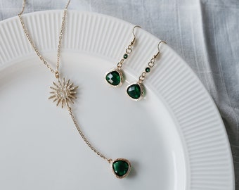 Schmuckset „Smaragd sun“ bestehend aus Kette und Ohrringen mit einem Sonnenanhänger und grünen Glassteinen / Weihnachten / Geschenk