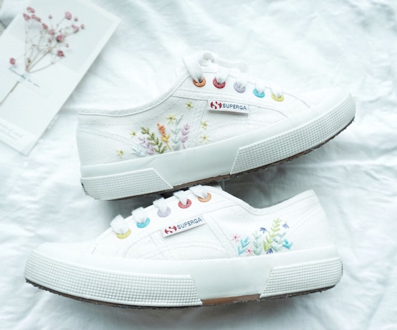 Tradicional Electrizar Descuido Zapatillas de lona de mujer blancas Superga con flores - Etsy México