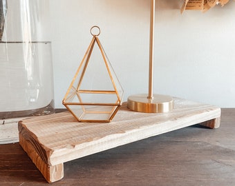 Estante con bandeja de pino envejecido y pedestal de madera.