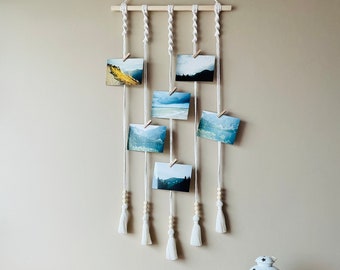 Porte-photos en macramé naturel | Présentoir photo en macramé | Organiseur photo mural | Suspension pour photo avec pompons bohèmes | Différentes couleurs