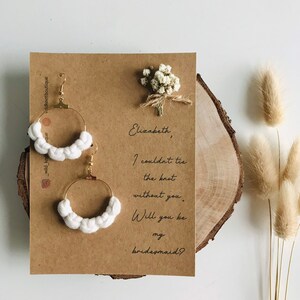 Serez-vous mon cadeau de proposition de carte de demoiselle d'honneur | Créoles bohèmes en macramé | Cadeaux pour bijoux de mariée | Cadeaux demoiselle d'honneur