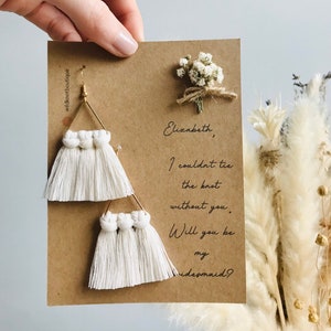 Serez-vous mon cadeau de proposition de carte de demoiselle d'honneur | Créoles bohèmes en macramé | Cadeaux pour bijoux de mariée | Cadeaux demoiselle d'honneur