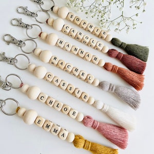 Cadeau porte-clés prénom personnalisé | Boîte cadeau de demoiselle d'honneur personnalisée | Porte-clés bohème en macramé | Accessoire de mode pour clés de voiture