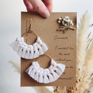 Cadeau de proposition de carte de demoiselle d'honneur personnalisé | Créoles éventail bohème en macramé | Argent hypoallergénique ou plaqué or 14 carats | Bijoux bohèmes