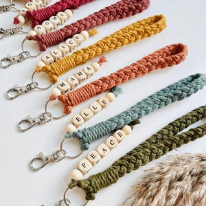 Gepersonaliseerde sleutelhanger met naampolsbandje | Polslus voor sleutels | Tetherlipje telefoonhouder | Sleutelhanger met houten kralen | Aangepast cadeau voor haar en hem