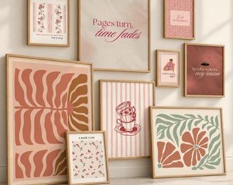 Pode incluir: Um conjunto de nove impressões artísticas emolduradas para parede de galeria com vários designs, incluindo uma pilha de chávenas, padrões florais, folhas abstratas e citações como Pages turn, time fades, Lost in the pages e Spooky season, cozy reason.