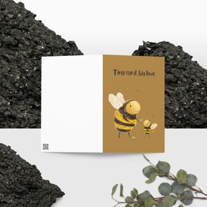Petite carte. Big Love - Carte de voeux vierge colorée de petites créatures funky