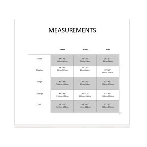 Pu&ograve; includere: Un grafico che mostra le misure di taglia per i vestiti in pollici e centimetri. Il grafico include le misure per il petto, la vita e i fianchi. Le taglie includono piccola, media, grande, extra grande e 2XL.