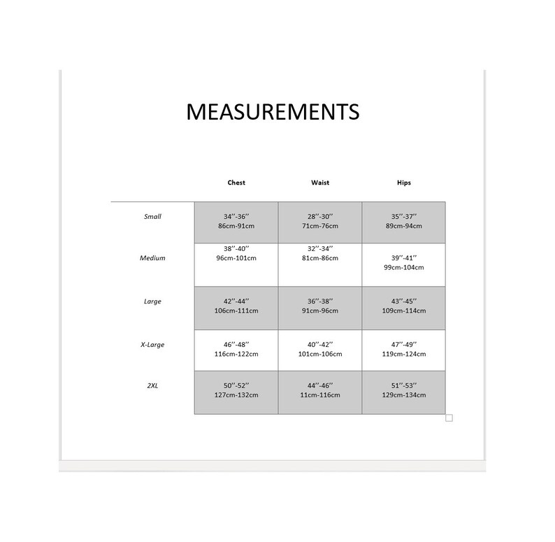 Pu&ograve; includere: Un grafico che mostra le misure di taglia per i vestiti in pollici e centimetri. Il grafico include le misure per il petto, la vita e i fianchi. Le taglie includono piccola, media, grande, extra grande e 2XL.