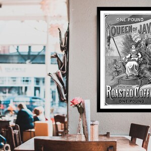 Könnte beinhalten: Schwarzweißes Vintage-Plakat für gerösteten "Queen of Java" Kaffee. Das Plakat zeigt eine Frau, die auf einem Thron sitzt und eine Krone trägt. Der Text auf dem Plakat lautet "One Pound Queen of Java Roasted Coffee One Pound."