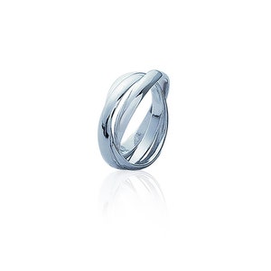 Op de afbeelding: Een zilveren ring met drie in elkaar gevlochten banden.