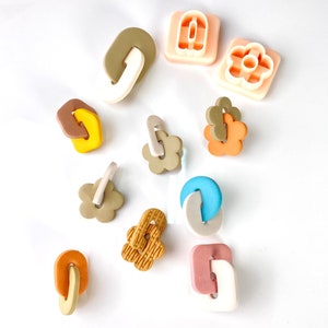 Puede incluir: Surtido de formas de plástico de colores, incluyendo flores, círculos y diseños geométricos. Estas formas son perfectas para manualidades, hacer joyas o agregar un toque de color a cualquier proyecto.