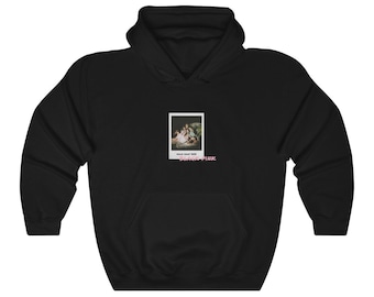 Può includere: Felpa con cappuccio nera con una foto di un gruppo di persone e il testo "BLACKPINK" in rosa.