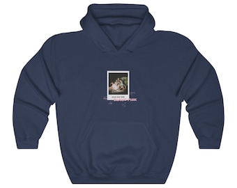 Può includere: Felpa blu navy con una foto di un gruppo di persone in una cornice Polaroid. Il testo "How You Like That" e "BLACKPINK" sono stampati sotto la foto.