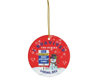 A) Adorno de cerámica personalizado "Sobreviví a la huelga de la UAW 2023", con el muñeco de nieve. Personalízalo con tus números locales de la UAW. Cuatro opciones (A, B, C, D).