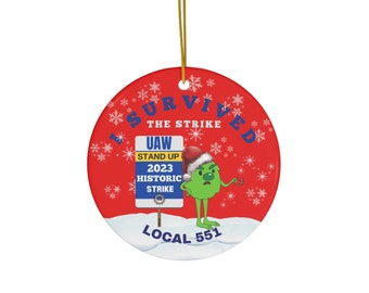 C) Adorno personalizado "Sobreviví a la huelga de la UAW 2023", "Pequeño hombre verde" con taza de café, con sus números locales de la UAW. Cuatro opciones (A, B, C, D).