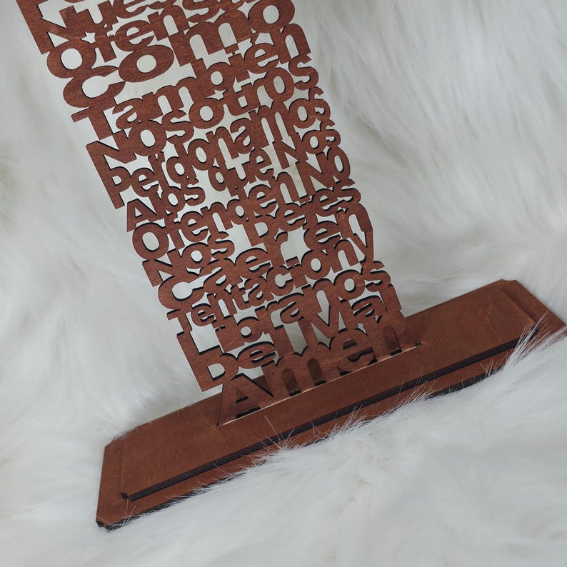 Puede incluir: Una pieza decorativa de madera marr&oacute;n con texto cortado con l&aacute;ser. El texto est&aacute; en una fuente de escritura y parece ser una oraci&oacute;n o una cita inspiradora. La pieza tiene una base rectangular y una secci&oacute;n vertical con el texto.