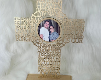 Marco de fotos personalizado de madera con cruz y el Padre Nuestro / Decoración religiosa personalizada para el hogar / Regalo cristiano de 28 x 19 cm, foto