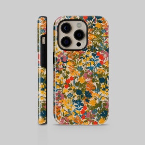 Op de afbeelding: Een telefoonhoesje met een bloemenpatroon in tinten geel, oranje, rood, blauw en groen. Het hoesje heeft een uitsparing voor de cameralens.