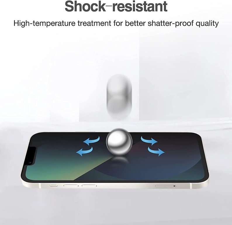 以下が含まれることがあります： スマートフォン画面のクローズアップ。金属製のボールが画面に跳ね返っています。画面は、割れにくいガラス製の保護フィルムで保護されています。画像の上には「衝撃に強い」というテキストが表示されています。画像の下には「高温処理でより優れた耐衝撃性を実現」というテキストが表示されています。