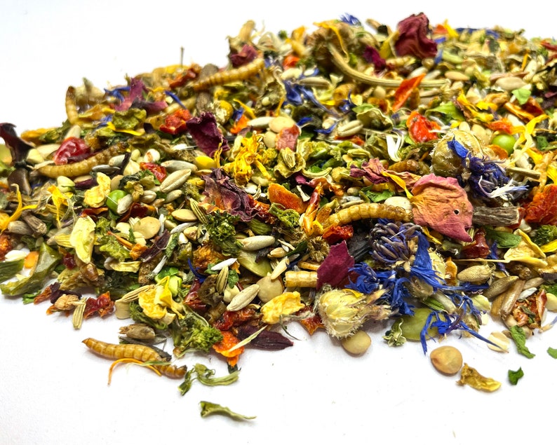 Pu&ograve; includere: Un mix colorato di fiori secchi, semi e insetti. Questa miscela include petali di rosa secchi, petali di fiordaliso e vermi della farina secchi.