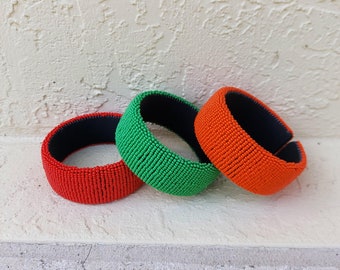 Zoeloes manchetarmband met kralen. Armband in effen kleur