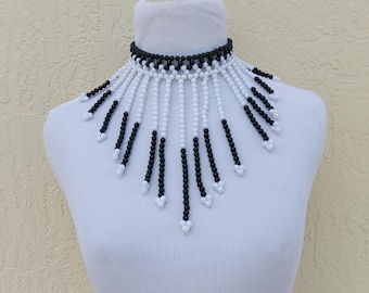 Zwart-witte Zulu-ketting met kralen. Tribale ketting voor vrouwen.