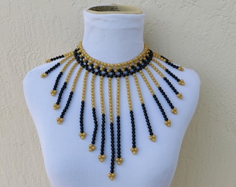 Zulu-halsketting met zwarte en gouden kralen. Tribal ketting voor vrouwen.
