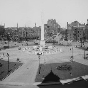 Impresión de 1908 de Niagara Square, Buffalo, NY: fotografía del monumento histórico McKinley en el centro de la ciudad
