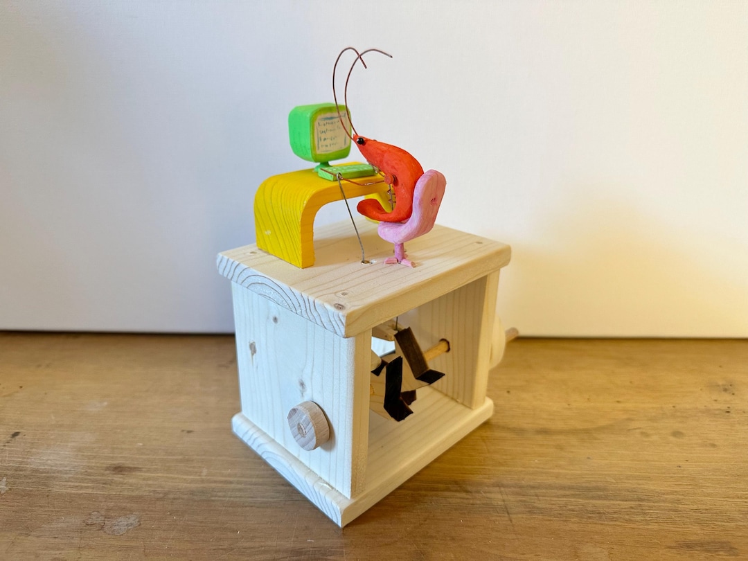 コンピューターで作業するエビ - Etsy 日本