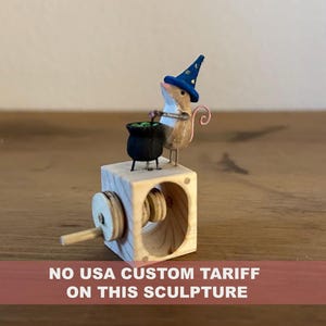 petite souris qui fait des potions. automate en bois